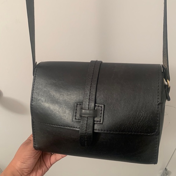 SAM Handbags - Minimalist Black Leather Crossbody Bag